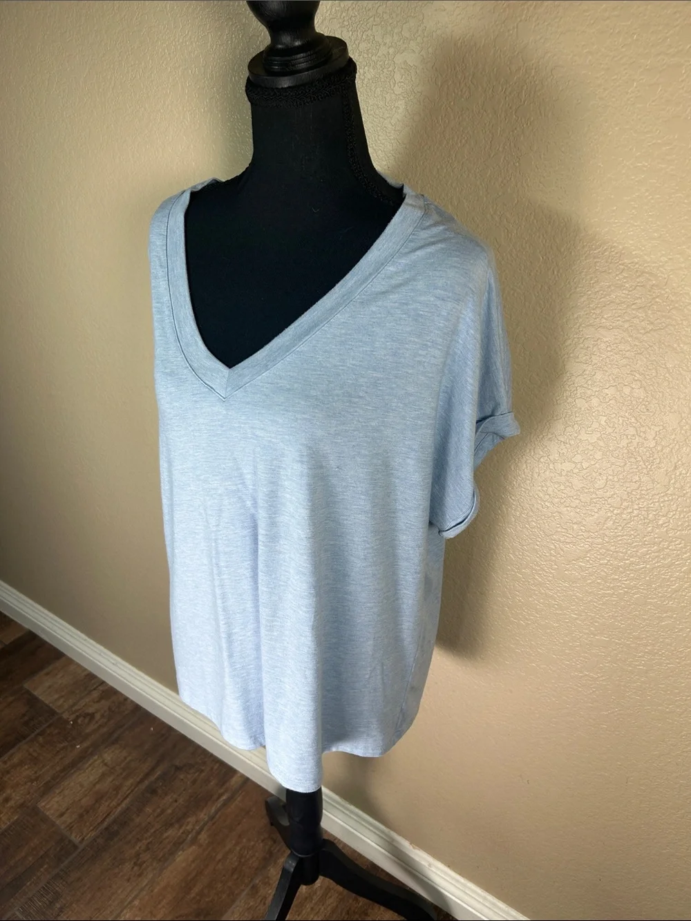 Tommy Bahama Women’s Large Light Blue Modal Blend Cuffed Sleeve Soft T-Shirt - Picture 2 of 5